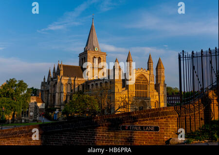 La cathédrale de Rochester et les rues au crépuscule Banque D'Images