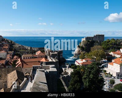 Vue de Fort Lovrijenac St Lawrence (forteresse) des murs de la ville. Dubrovnik, la côte dalmate, République de Croatie. Banque D'Images