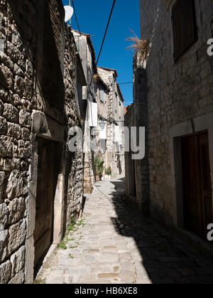 Les rues étroites dans la ville historique de Trogir, côte dalmate, République de Croatie. Banque D'Images