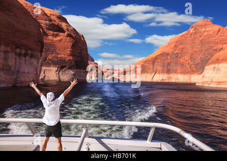 L'homme en chemise blanche sur l'arrière du bateau Banque D'Images