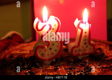 Des bougies sur un gâteau d'anniversaire Banque D'Images