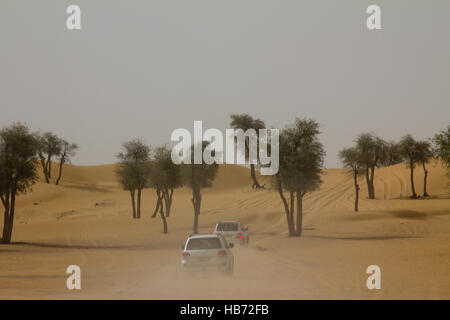 Les voitures qui circulent au safari camp après dune bashing in Dubai, UAE Banque D'Images