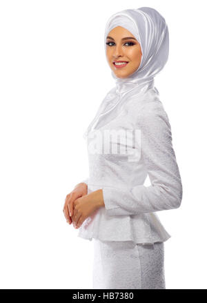 Femme musulmane en robe blanche isolée Banque D'Images