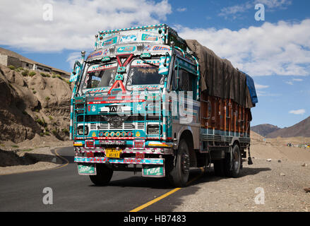 Camion indien très décoré à Lamayuru dans les montagnes de l'Himalaya Indien Banque D'Images