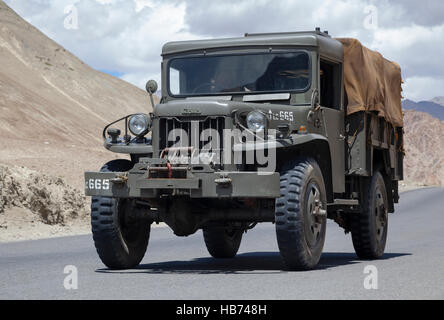 Vintage 1970 Camion de l'armée indienne. Le Ladakh, Inde Banque D'Images