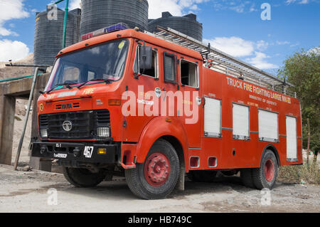 Camion de pompiers de l'armée indienne la reconstitution de l'eau. Le Ladakh, Inde Banque D'Images