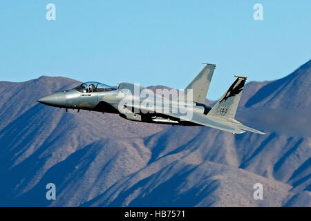 McDonnell Douglas F-15C Eagle du California Air National Guard, USAF 144e Escadre de chasse, les mouches faible niveau par la Transition Jedi, Star Wars Canyon, Death Valley National Park, California, United States of America Banque D'Images