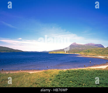 Pêche à la Mouche par Ardvreck Castle, Loch Assynt, Assynt, avec Quinag en arrière-plan, Sutherland, Scotland Banque D'Images