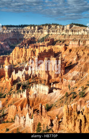 Les cheminées de repris de la Rim Trail près de Sunset Point, Bryce Canyon National Park, Utah, USA Banque D'Images