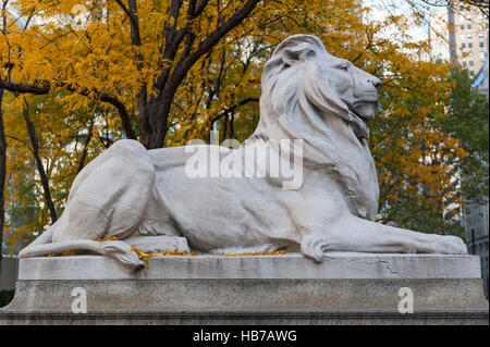 Bryant Park, Fortitude, une sculpture de lion de l'artiste Edward Clark Potter, monte la garde sur le côté nord de la bibliothèque publique de New York Banque D'Images