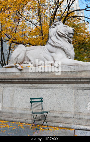 Bryant Park, Fortitude, une sculpture de lion de l'artiste Edward Clark Potter, monte la garde sur le côté nord de la bibliothèque publique de New York Banque D'Images