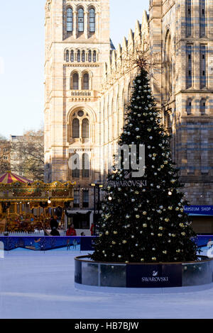 Saison de Noël patinoire, avec Swarovski decorated Christmas Tree Banque D'Images