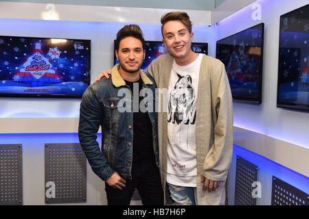 Jonas Blue est interviewé par Kemp romain du capital au cours de backstage Jingle Bell Ball avec Coca-Cola au London's O2 arena. Banque D'Images