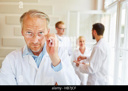 Médecin Le médecin en chef avec des lunettes à spektical Banque D'Images