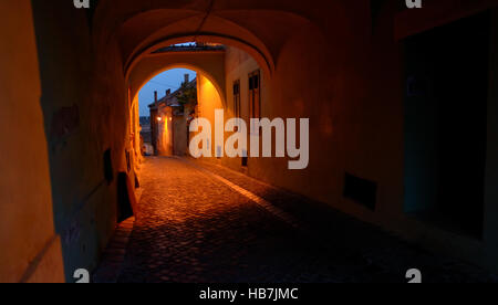 Vieille rue de bâtiments résidentiels dans la ville de Sibiu Roumanie Banque D'Images