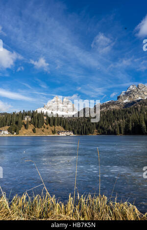 Le lac de Misurina ou Lago di Misurina Dolomites italiennes et Tre Cime di Lavaredo, Padova, Veneto - Italie Banque D'Images