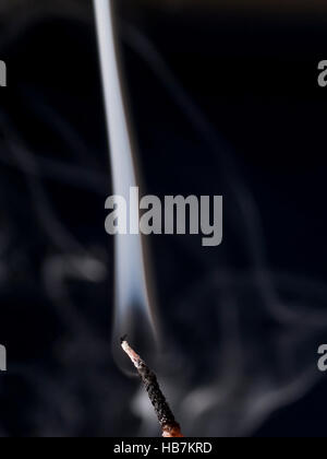 Flamme de bougie avec mèche et match Banque D'Images