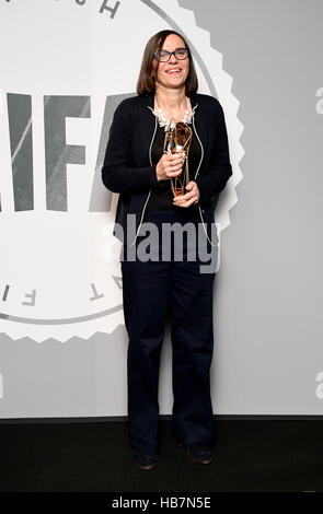 Clare Binns avec le Prix Spécial du Jury au cours de la British Independent Film Awards, à l'ancien marché de Billingsgate, Londres. Banque D'Images