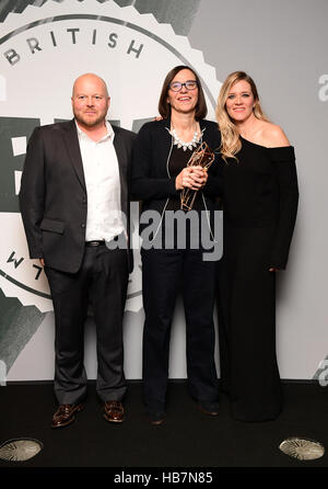 Clare Binns avec le Prix Spécial du Jury, aux côtés de Mark Herbert et présentateurs Edith Bowman (à droite) au cours de la British Independent Film Awards, à l'ancien marché de Billingsgate, Londres. Banque D'Images