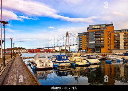 Voilier de plaisance avec de nombreux voiliers amarrés à Stavanger, Norvège. Banque D'Images