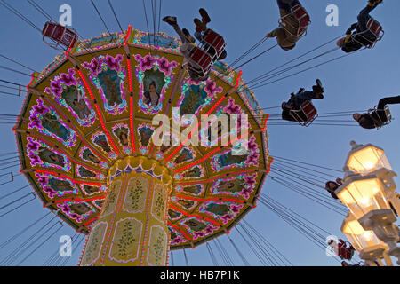 Swing ride, Dom, Hambourg, Allemagne Banque D'Images