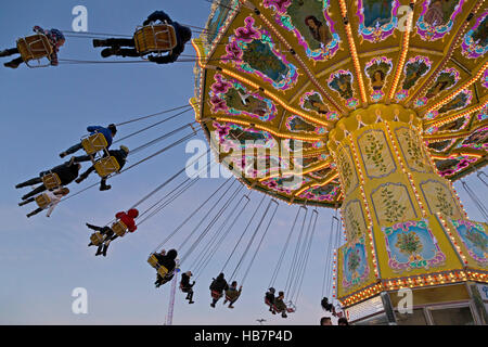 Swing ride, Dom, Hambourg, Allemagne Banque D'Images