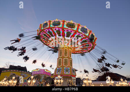 Swing ride, Dom, Hambourg, Allemagne Banque D'Images