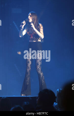 Singer Birdy effectue avec Sigma sur scène à la Capital Jingle Bell Ball avec Coca-Cola au London's O2 arena. ASSOCIATION DE PRESSE Photo. Photo date : dimanche 4 décembre 2016. Crédit photo doit se lire : Yui Mok/PA Wire Banque D'Images