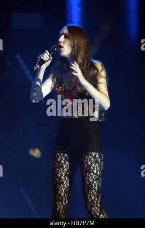 Singer Birdy effectue avec Sigma sur scène à la Capital Jingle Bell Ball avec Coca-Cola au London's O2 arena. ASSOCIATION DE PRESSE Photo. Photo date : dimanche 4 décembre 2016. Crédit photo doit se lire : Yui Mok/PA Wire Banque D'Images