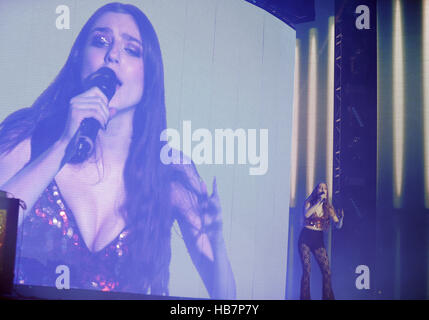 Singer Birdy effectue avec Sigma sur scène à la Capital Jingle Bell Ball avec Coca-Cola au London's O2 arena. ASSOCIATION DE PRESSE Photo. Photo date : dimanche 4 décembre 2016. Crédit photo doit se lire : Yui Mok/PA Wire Banque D'Images