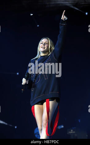 Ellie Goulding effectue avec Sigma sur scène à la Capital Jingle Bell Ball avec Coca-Cola au London's O2 arena. ASSOCIATION DE PRESSE Photo. Photo date : dimanche 4 décembre 2016. Crédit photo doit se lire : Yui Mok/PA Wire Banque D'Images