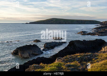 Une bonne vue claire de Cardigan Island vu de mer sur Gwbert Banque D'Images