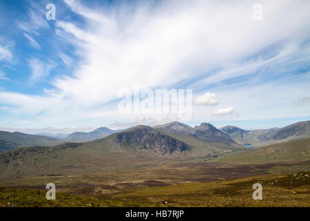L'Ogwen Valley, et les montagnes Tryfan Glyderau vu de Craig Wen au sud-est de la fin de l'Carneddau Banque D'Images