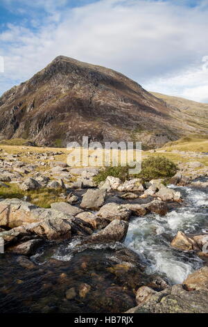 Vue sur la face sud de Pen An Wen Ole de côté de l'eau qui quitte Llyn Idwal Banque D'Images