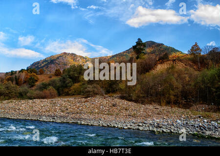 Paysage d'automne rivière de montagne Banque D'Images