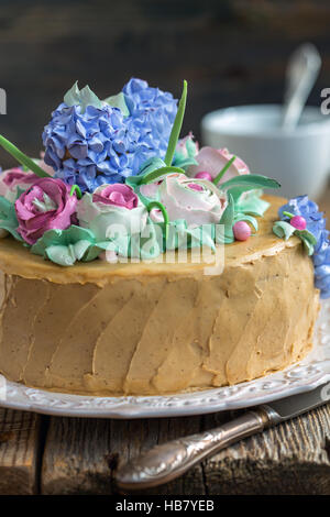Gâteau avec des fleurs crème de près. Banque D'Images
