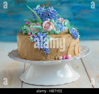 Gâteau de fête avec des fleurs de café crème. Banque D'Images