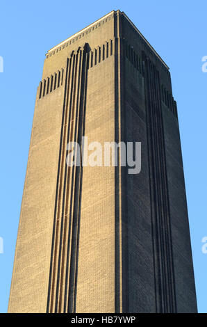Tate Cheminée Moderne. La cheminée centrale en briques, debout à 99 m (325 ft), de Tate Modern et anciennement Bankside Power Station, Londres, Royaume-Uni Banque D'Images