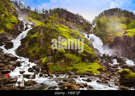 Dans Laatefossen cascade Norvège Hardanger Banque D'Images