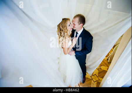 Couple de mariage dans les rideaux Banque D'Images