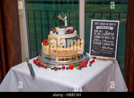 Gâteau de mariage faite de fromage, décoré avec des fruits et de la guerre des étoiles des chiffres sur le haut. Banque D'Images