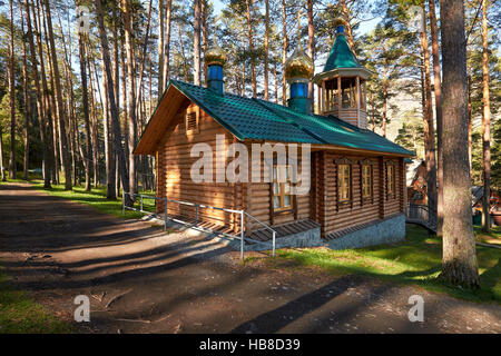 Chapelle en bois dans une forêt de pins en Chemal Banque D'Images