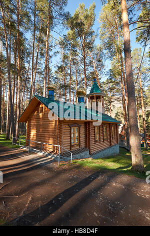 Chapelle en bois dans une forêt de pins en Chemal Banque D'Images