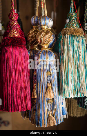 Passementerie, des glands avec divers modèles, gamme de couleurs et de styles de fabrication, Munich, Bavière, Allemagne Banque D'Images