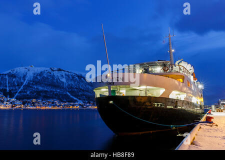 MS Lofoten Hurtigruten accoste au port, l'hiver, l'aube, Tromso, Troms, Norvège Province Banque D'Images