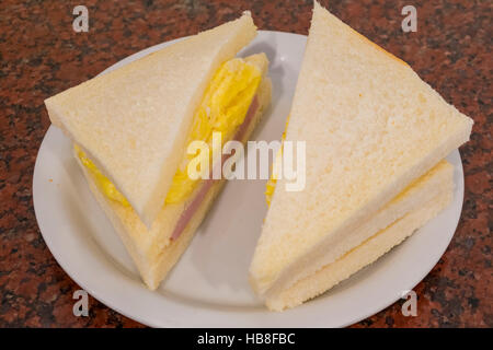 Sandwich au jambon et des oeufs est l'un des plus populaires et célèbres collations à Macao. Banque D'Images