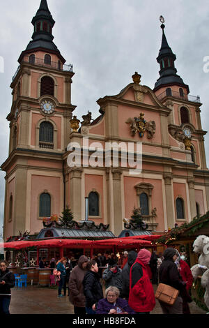 Marché de Noël à Ludwigsberg, Allemagne, stands de Noël en face de la place du marché à Stadtkirche Ludwigsberg, Allemagne Banque D'Images