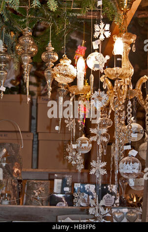 Marché de Noël à Ludwigsburg, Allemagne faites à la main et ornements de Noël en verre soufflé dans un stand de l'artisan. Banque D'Images