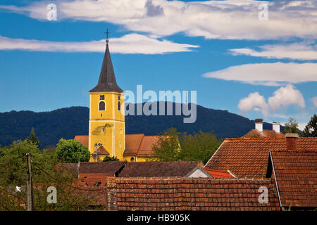 Village d'Miholec clocher de l'église et Kalnik Banque D'Images