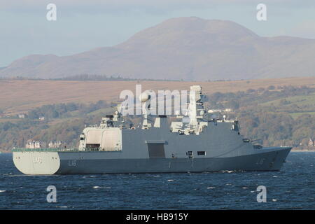 KDM Absalon (L16), une classe d'Absalon navire de commandement et de soutien de la Marine royale danoise, arrive pour l'exercice Joint Warrior 16-2 Banque D'Images